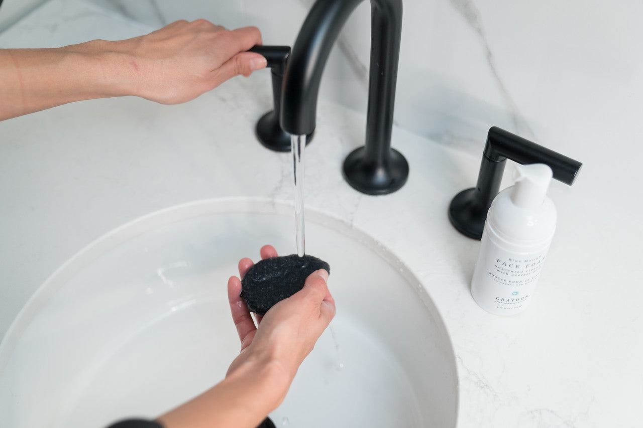Moistening a Bamboo Charcoal Sponge for sensitive skin under water 